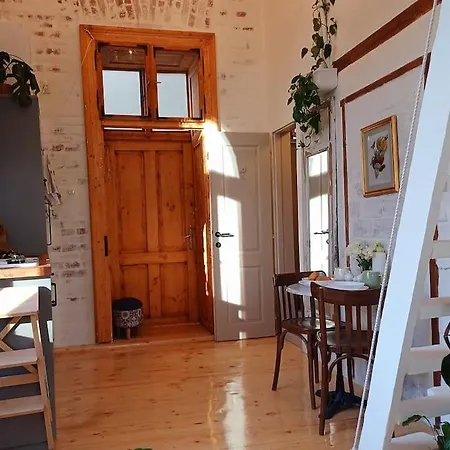 River Nest Apartment *